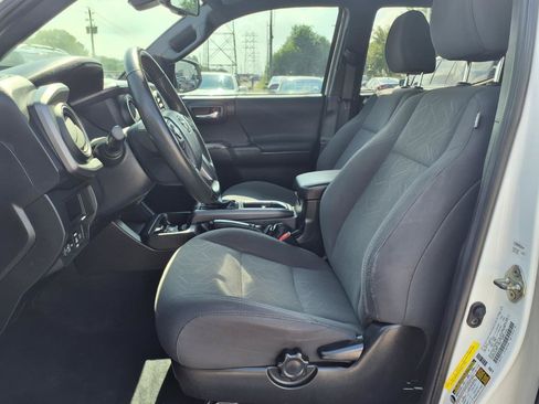 Used 2018 Toyota Tacoma TRD Sport w/ Technology Package RWD image 17