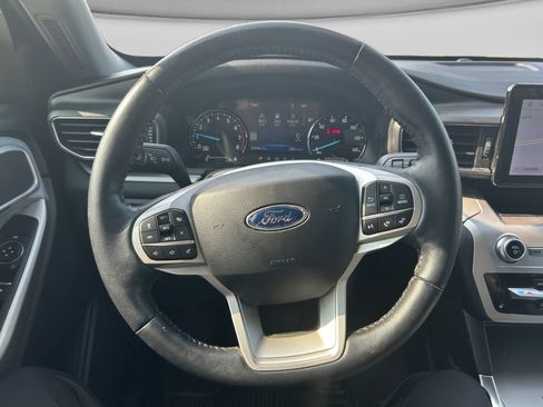 Used 2022 Ford Explorer XLT w/ Equipment Group 202A AWD/4WD image 18