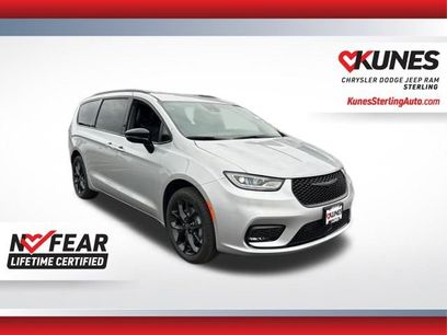 New 2026 Chrysler Pacifica Select