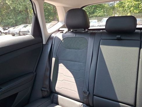 Certified 2025 Volkswagen Taos SE image 18