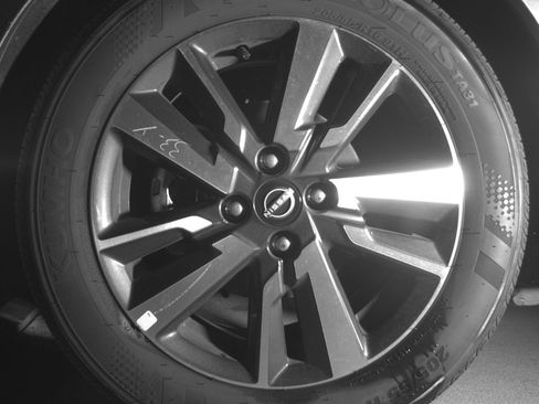 Used 2025 Nissan Versa SV image 9