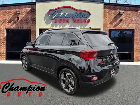 Used 2022 Hyundai Venue SEL FWD image 7