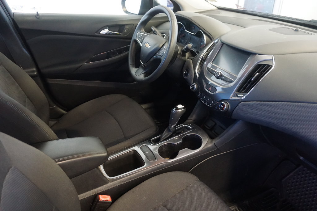 Used 2018 Chevrolet Cruze LT w/ Convenience Package FWD image 22