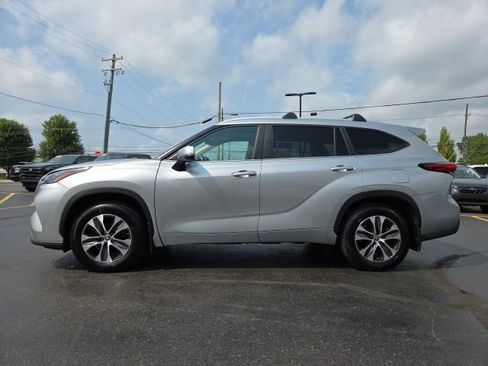 Used 2023 Toyota Highlander XLE AWD/4WD image 4