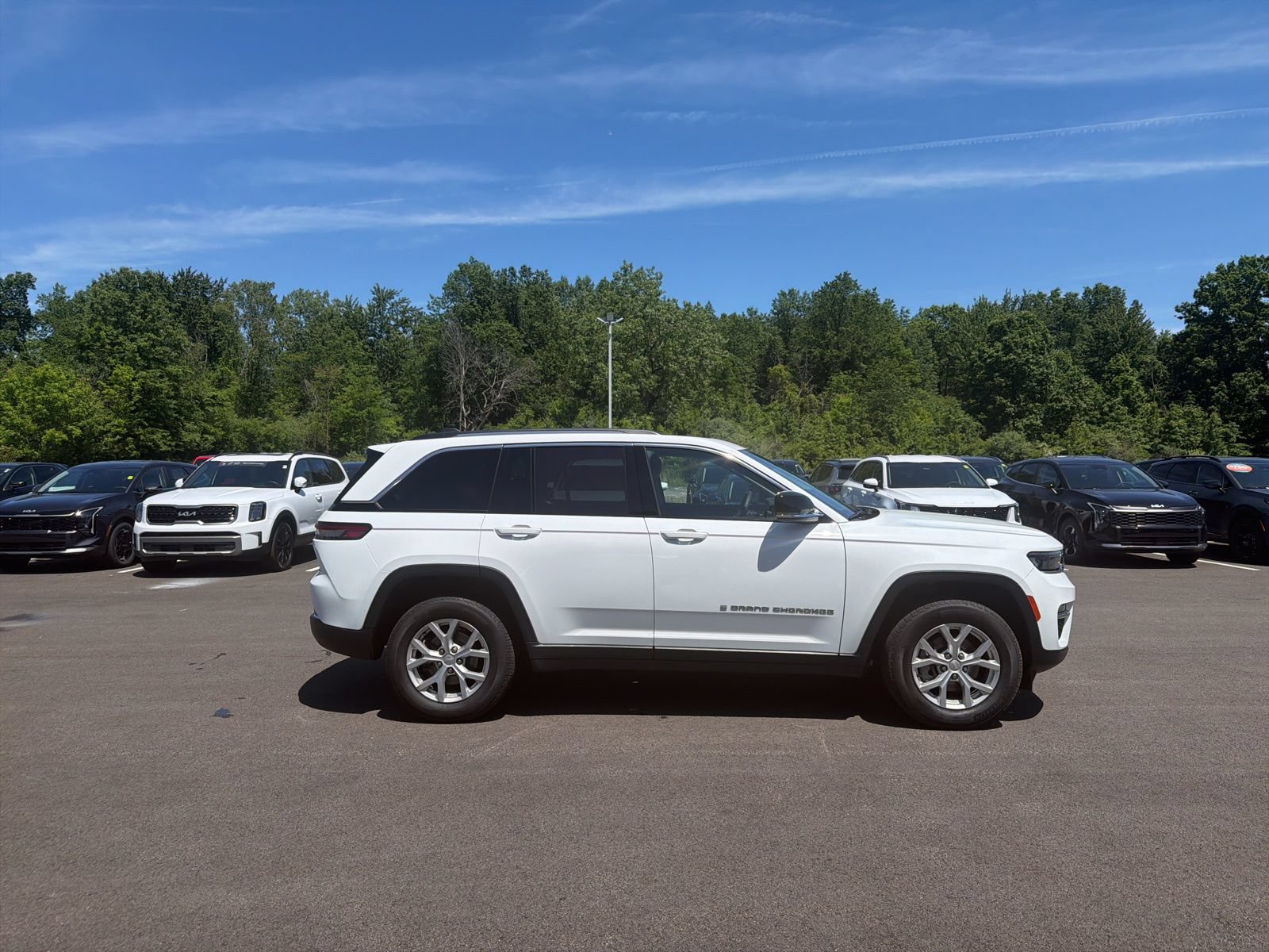 Used 2023 Jeep Grand Cherokee Limited AWD/4WD image 4