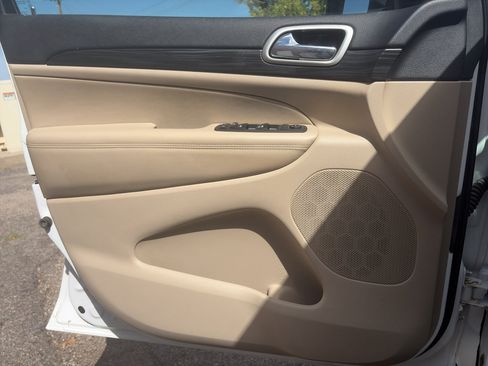 Used 2019 Jeep Grand Cherokee Laredo AWD/4WD image 19