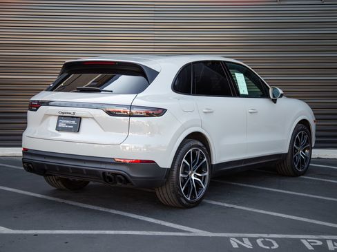 Certified 2023 Porsche Cayenne S Platinum AWD/4WD image 7