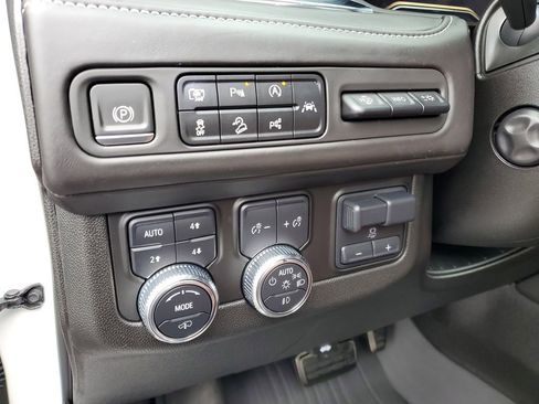 Certified 2023 GMC Yukon Denali Ultimate w/ LPO, Floor Liner Package AWD/4WD image 11