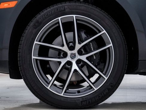 Certified 2025 Porsche Macan image 13