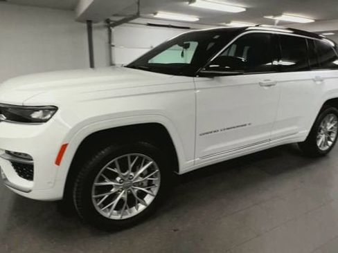 Used 2024 Jeep Grand Cherokee Summit w/ Luxury Tech Group V AWD/4WD image 4