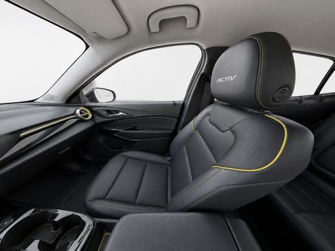 Used 2024 Chevrolet Trax ACTIV w/ Sunroof Package FWD image 11