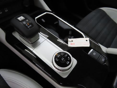 New 2025 Mitsubishi Outlander SE image 15