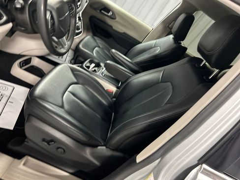 Used 2024 Chrysler Pacifica Touring-L image 12