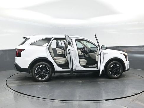 Used 2025 Kia Sorento S image 26
