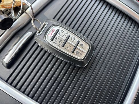 Used 2023 Chrysler Pacifica Touring-L FWD image 26