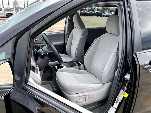 Used 2018 Toyota Sienna LE image 7
