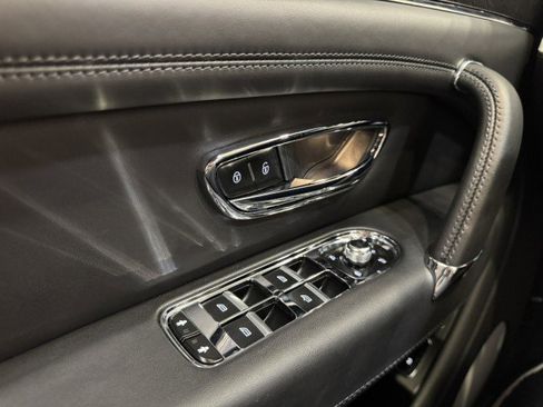 Used 2020 Bentley Bentayga V8 image 27