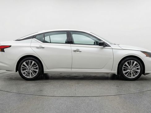 Used 2025 Nissan Altima 2.5 SV image 11
