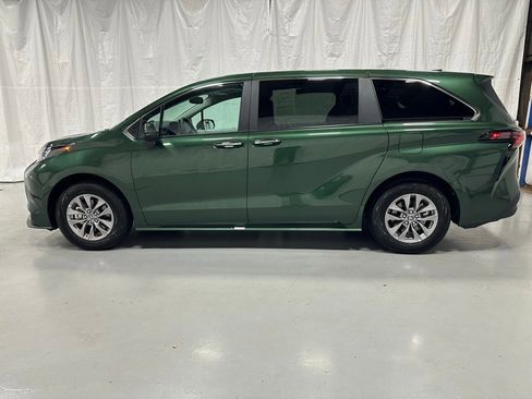 Used 2025 Toyota Sienna XLE image 4