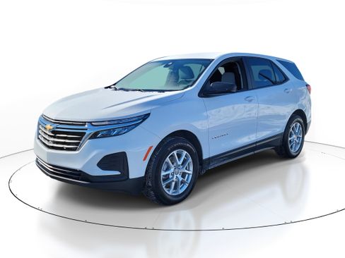 Used 2024 Chevrolet Equinox LS w/ LS Convenience Package image 2
