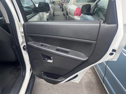 Used 2009 Jeep Grand Cherokee Laredo image 23