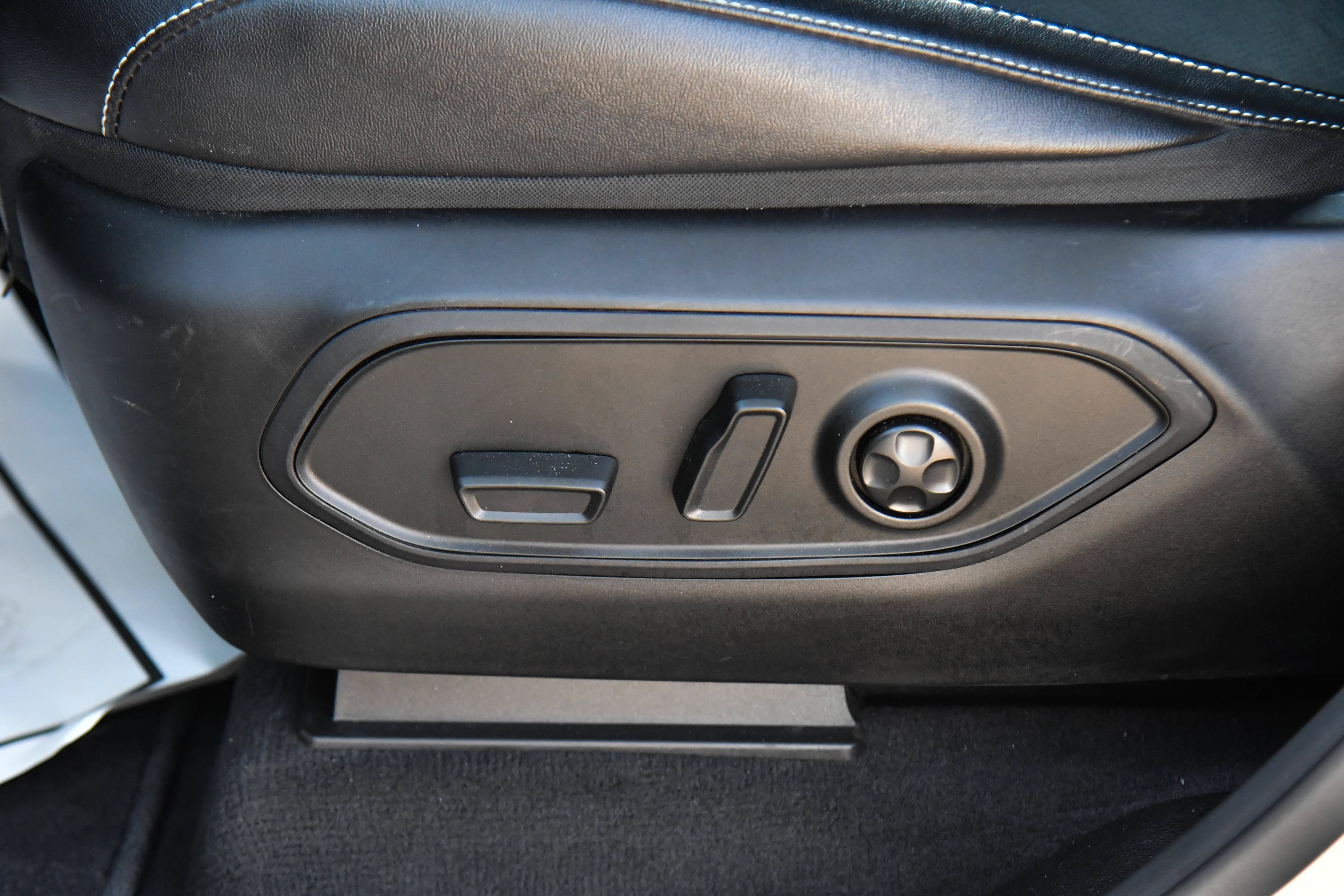Used 2025 Jeep Grand Cherokee Altitude AWD/4WD image 17