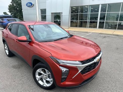 Used 2024 Chevrolet Trax LS w/ LS Convenience Package FWD image 6