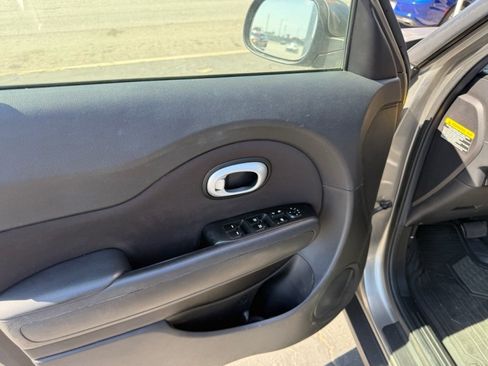 Used 2016 Kia Soul + FWD image 14