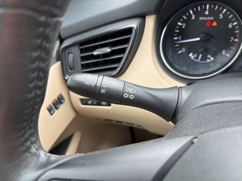 Used 2018 Nissan Rogue SV w/ Premium Package image 46