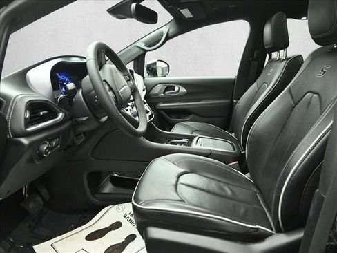 Used 2025 Chrysler Pacifica Limited FWD image 8