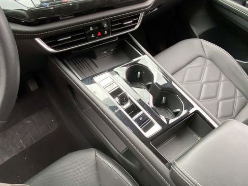 Used 2025 Volkswagen Atlas SE image 16