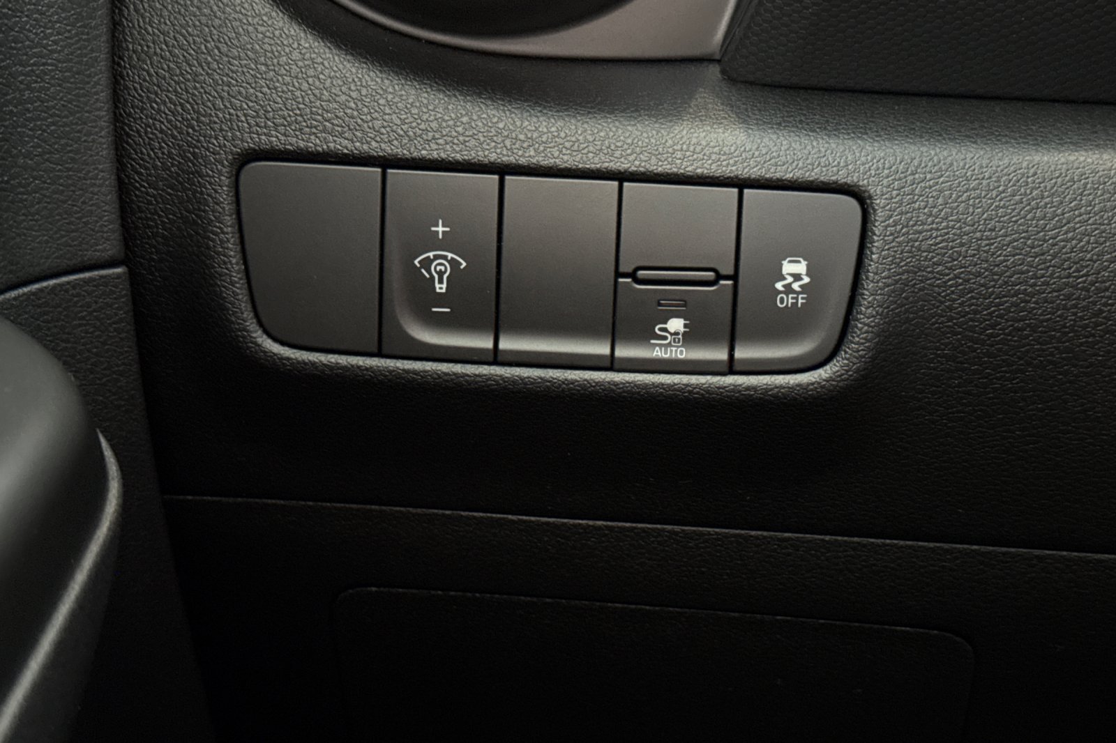 Used 2023 Hyundai Kona SE w/ Cargo Package FWD image 29