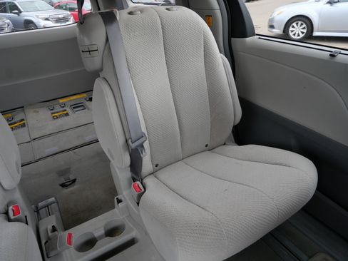 Used 2011 Toyota Sienna LE w/ Towing Pkg FWD image 14