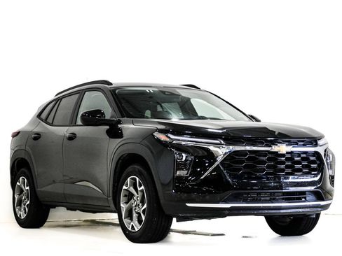 Used 2025 Chevrolet Trax LT FWD image 1