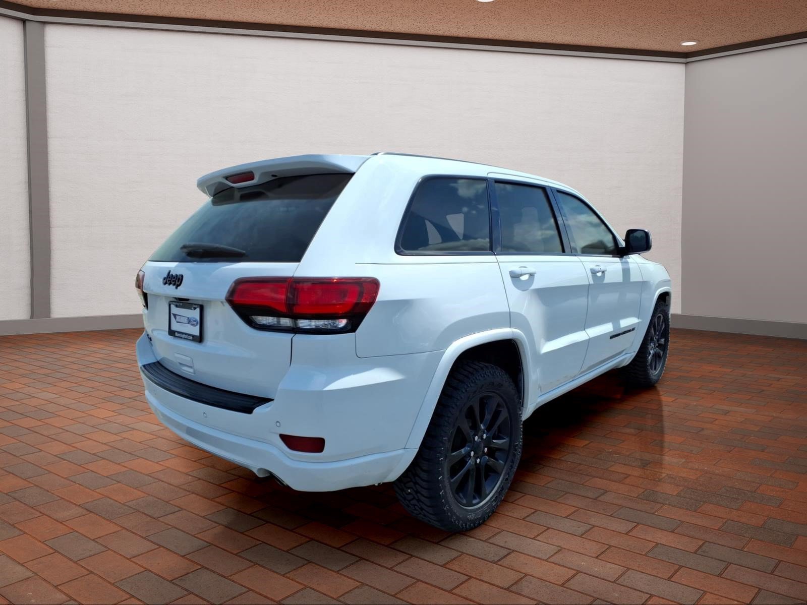 Used 2017 Jeep Grand Cherokee Altitude AWD/4WD image 8