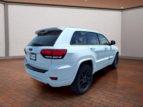 Used 2017 Jeep Grand Cherokee Altitude AWD/4WD image 8