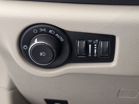 Used 2023 Chrysler Pacifica Touring-L image 15