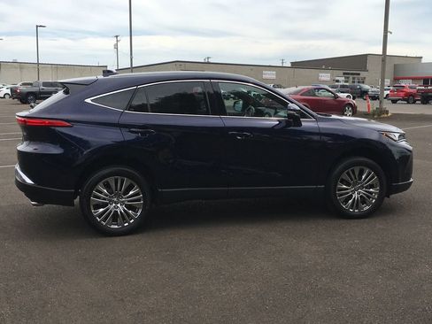 Used 2023 Toyota Venza XLE AWD/4WD image 8