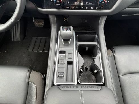 Used 2022 Nissan Pathfinder SL FWD image 18