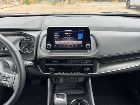 Used 2025 Nissan Rogue SV FWD image 17