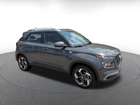 Used 2026 Hyundai Venue SEL FWD image 2