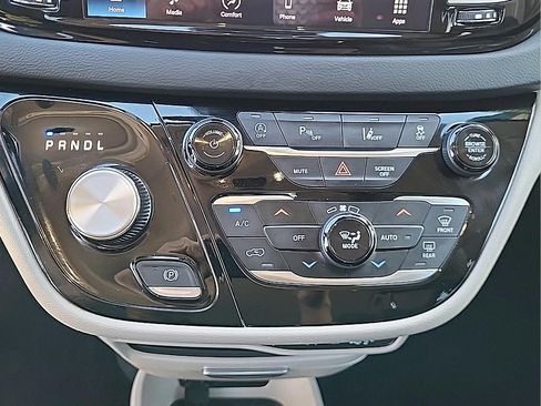 Used 2023 Chrysler Pacifica Touring-L FWD image 23