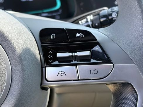 Used 2025 Hyundai Elantra Hybrid FWD image 14