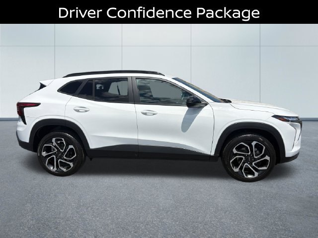 Used 2025 Chevrolet Trax RS w/ Driver Confidence Package FWD image 2