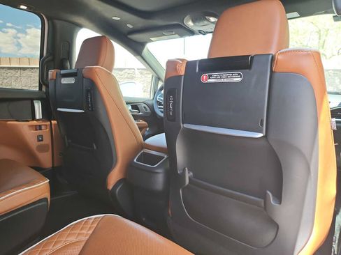 Used 2024 Chrysler Pacifica Pinnacle FWD image 16