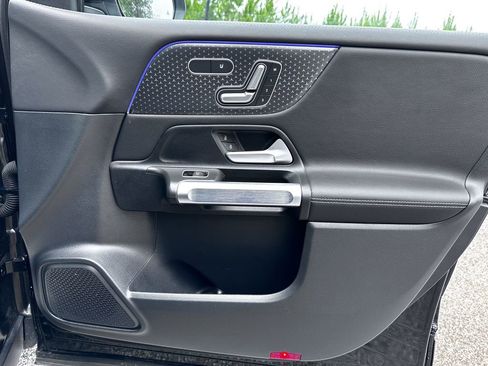 Used 2025 Mercedes-Benz GLB 250 4MATIC image 34