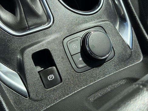 Used 2022 Chevrolet Traverse LT FWD image 38