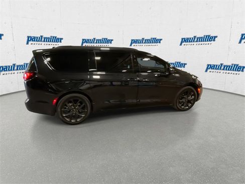 Used 2023 Chrysler Pacifica Touring-L w/ S Appearance Package image 2