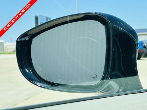 Used 2024 Chrysler Pacifica Touring-L FWD image 9