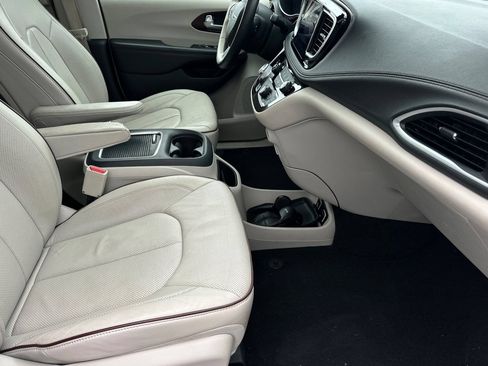 Used 2017 Chrysler Pacifica Limited FWD image 17